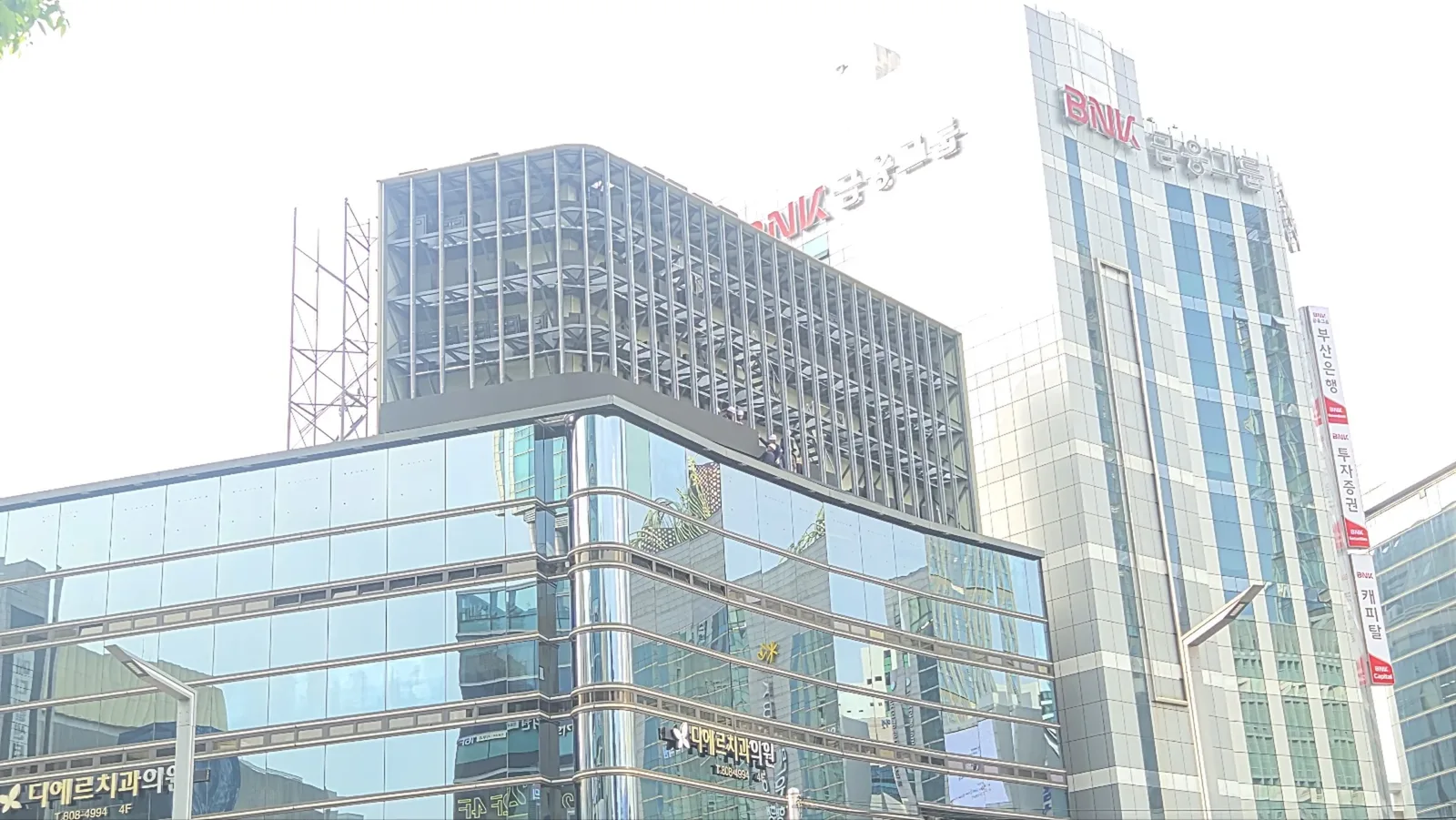 부산 서면 도심 건물 대형 옥외전광판 시공 현장